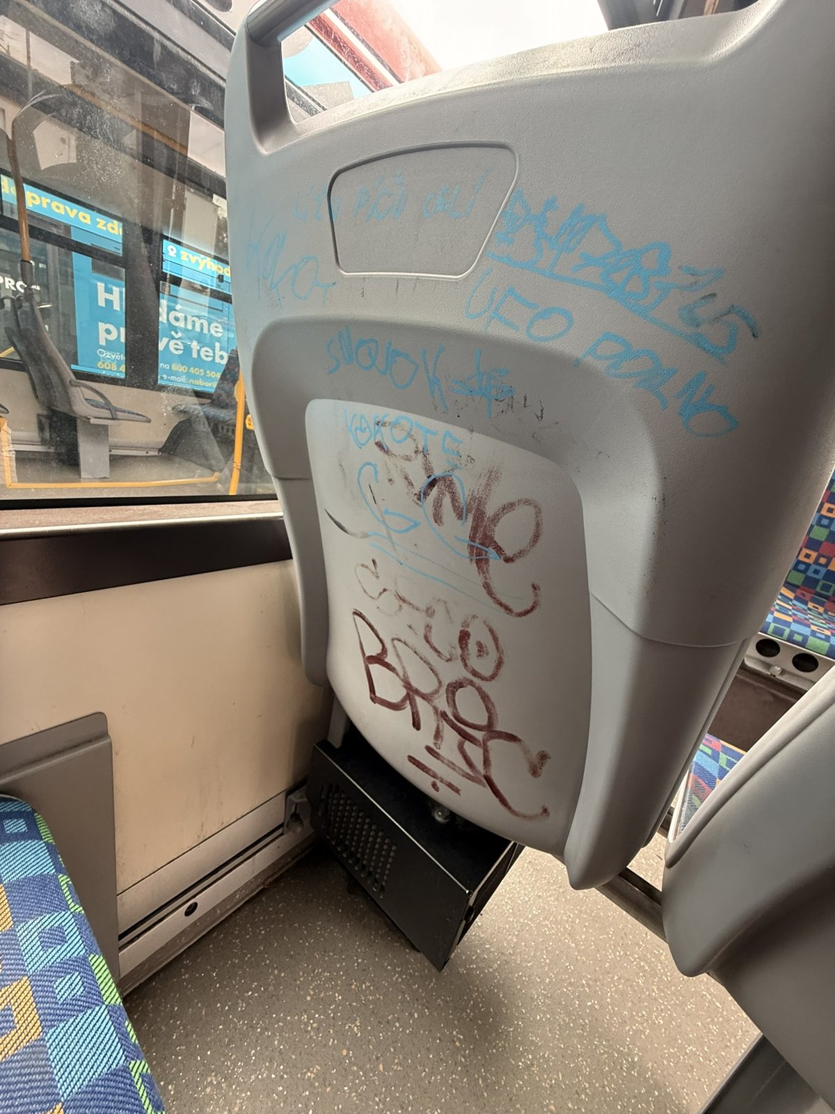 Odstranění graffiti z autobusu